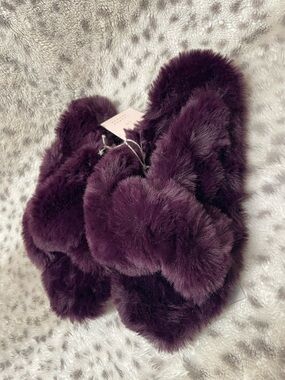LC LAUREN CONRAD FUAX FUR SLIPPERS